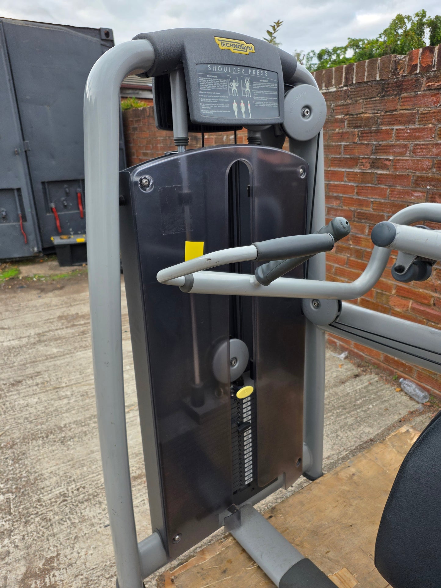 Technogym shoulder press machine commercial gym equipment