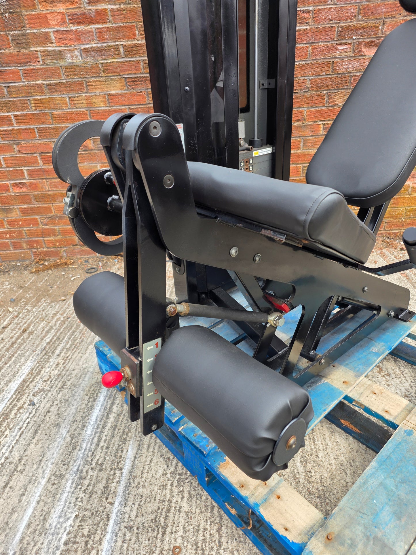 Star Trac/Flex Fitness Leg Extension Machine Commercial Gym Equipment