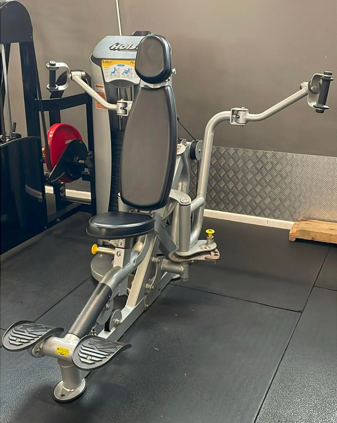 Hoist Roc-it Chest Fly Machine Commercial Gym Equipment